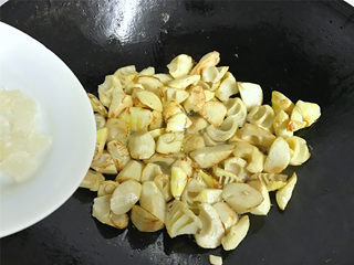 9、油焖笋  ,加入冰糖炒匀。