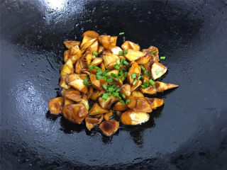 12、油焖笋  ,焖炒至汤汁浓稠收汁，撒上香葱碎即可出锅。