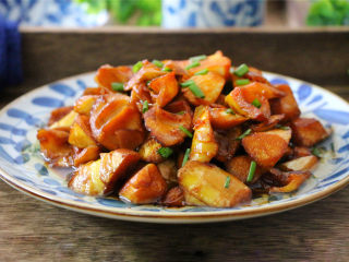 13、油焖笋  ,鲜嫩入味带着些清甜的油焖笋上桌了。