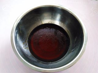 1、清爽五仁月饼,分别称出转化糖浆,枧水,玉米油,倒入干净的碗里,混合均匀