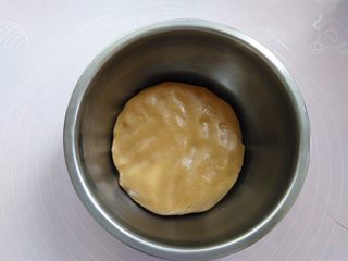 3、清爽五仁月饼,戴上一次性手套把面团抓成团