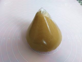 4、清爽五仁月饼,面团装入保鲜袋,室温下静置2小时左右