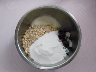 5、清爽五仁月饼,把核桃仁,葵花籽仁,松子仁,燕麦片分别用烤箱150度烘烤5分钟,花生烤7分钟,颗粒大的可以切碎一点,冬瓜糖切颗粒,蔓越莓切细条,所有五仁馅材