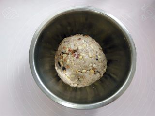 6、清爽五仁月饼,戴上一次性手套把五仁馅材料混合均匀,抓成一个大的馅料团,盖上保鲜膜静止30分钟