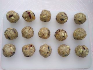 7、清爽五仁月饼,把五仁馅料按照35克一个分成15个