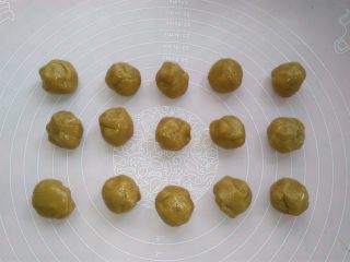 8、清爽五仁月饼,把月饼皮按照每个15克分成15个