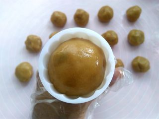 11、清爽五仁月饼,把月饼球放入50克模具里,可以按压一下模具边缘,让花型更立体