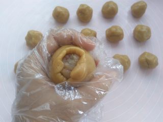 10、清爽五仁月饼,手心合起来,用虎口把面团慢慢收圆,皮厚的地方可以推到皮薄的地方,尽量推的均匀一点