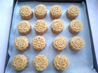 14、清爽五仁月饼,180度烤6分钟定型取出