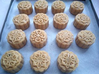 15、清爽五仁月饼,在定型好的月饼上刷一层薄薄的蛋液,不要刷太多,尽量用毛刷来刷,烤箱180度烤13-15分钟。上色后及时加盖锡纸