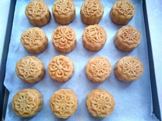 16、清爽五仁月饼, 烤熟出炉后晾凉,等待回油