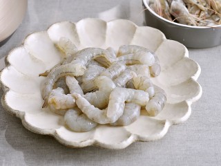 2、鲜蒸葵花虾,虾去头、去壳