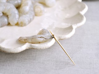 3、鲜蒸葵花虾,挑去虾线