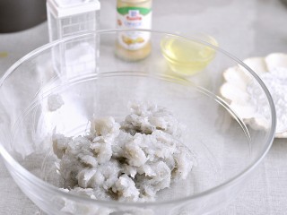 8、鲜蒸葵花虾,盐、蛋清、姜粉、淀粉