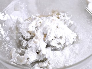 9、鲜蒸葵花虾,一起放入虾泥中