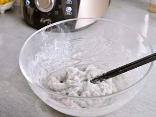 10、鲜蒸葵花虾,用手搅打上劲