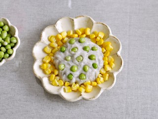 11、鲜蒸葵花虾,取适量放入盘中，边上摆上玉米粒和豌豆粒