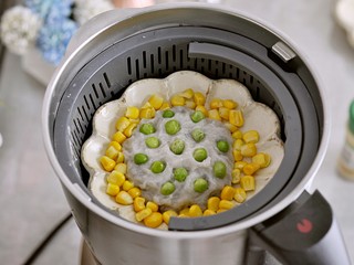 12、鲜蒸葵花虾,放入破壁机中，选择蒸煮键，蒸10分钟