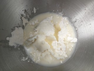 1、紫薯莲蓉蛋黄酥,油皮所有材料入盆