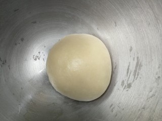 2、紫薯莲蓉蛋黄酥,揉成光滑的面团（当然能揉出膜更好），盖保鲜膜松弛半小时