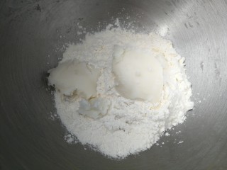 3、紫薯莲蓉蛋黄酥,油酥材料入盆（紫薯粉放下面看不见了）