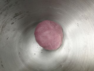 4、紫薯莲蓉蛋黄酥,揉成细腻团状即可，盖保鲜膜静置