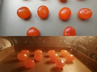 5、紫薯莲蓉蛋黄酥,松弛饼皮的时间可以用来做馅料，取生咸鸭蛋10个剥离出蛋黄，记得一定要把包裹蛋黄的那层白色薄膜去除，蛋黄冲洗干净，然后放入烤箱175度烘烤5分钟，取出后放凉备用