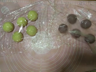 7、紫薯莲蓉蛋黄酥,松弛后的油皮和油酥分别分成等量的5份，盖保鲜膜松弛15分钟