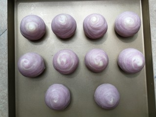 13、紫薯莲蓉蛋黄酥,做好10个摆入不沾烤盘