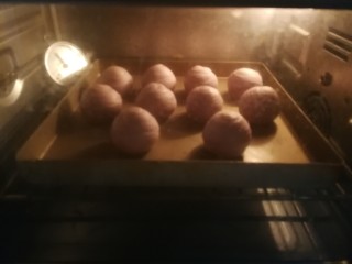 14、紫薯莲蓉蛋黄酥,烤箱180度预热后，送入烘烤，中层上下火180度30分钟，烘烤15分钟的时候，记得加盖锡纸防止表面上色过重