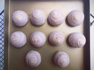 15、紫薯莲蓉蛋黄酥,出炉！很漂亮的淡紫色哦！