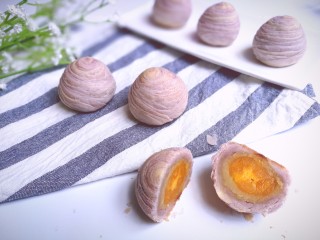 17、紫薯莲蓉蛋黄酥,切开一个，超级美味！哈哈！