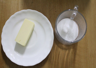 2、锦绣中华绣球塔,黄油和砂糖准备好。