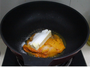 3、锦绣中华绣球塔,南瓜黄油和砂糖一起放入锅中翻炒，炒至馅料收干水份，能团成团即可。