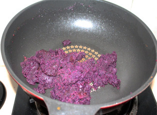 6、锦绣中华绣球塔,同样放入黄油和砂糖一起放入锅中翻炒，炒至馅料收干水份，能团成团即可。