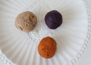 7、锦绣中华绣球塔,三种馅料团成团，栗子馅是我以前炒的，也是栗子蒸熟碾碎放入黄油和砂糖翻炒！