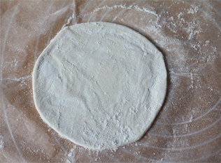 9、锦绣中华绣球塔,表面扑面粉，擀薄。