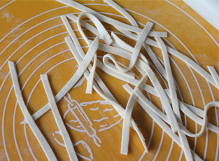 10、锦绣中华绣球塔,切成均匀的细条。