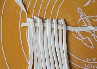 11、锦绣中华绣球塔,先把细条竖着码好，在横着放上一根，按图中所示码好。