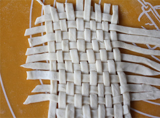 13、锦绣中华绣球塔,编好的绣球的皮。