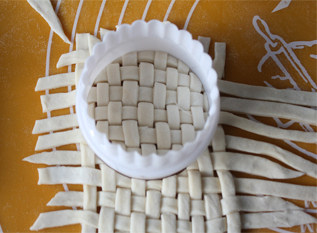 14、锦绣中华绣球塔,用圆形的模具压出一个圆形的面皮。