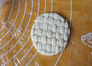 15、锦绣中华绣球塔,把面皮放在保鲜膜上。