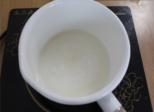 22、锦绣中华绣球塔,细砂糖和水一起放入锅中，小火熬制。