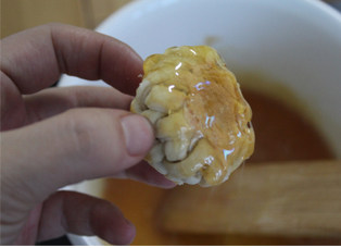 26、锦绣中华绣球塔,拿一个绣球，沾上糖浆。