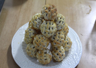 27、锦绣中华绣球塔,一个一个码好，成塔状。