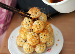 28、锦绣中华绣球塔,然后用两根筷子挑起糖浆，在绣球塔的表面拉丝即可！