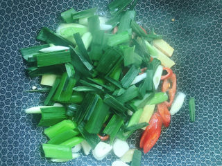 11、春笋炒腊肉,放入蒜苗