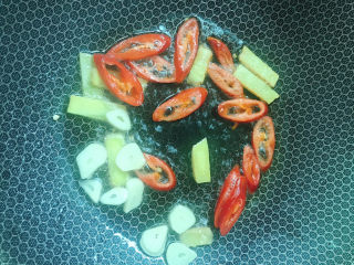 10、春笋炒腊肉,依次放入红辣椒、蒜片炒香