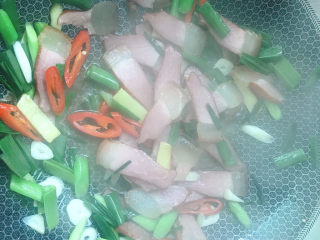 13、春笋炒腊肉,加少许清水