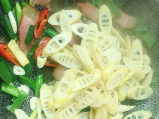 14、春笋炒腊肉,放入提前焯水的笋片